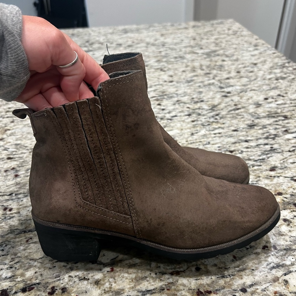 Reef Voyage Brown Ankle Boots with Elastic Panels size 8